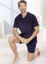 Shorty med helt&auml;ckande design och V-ringning 