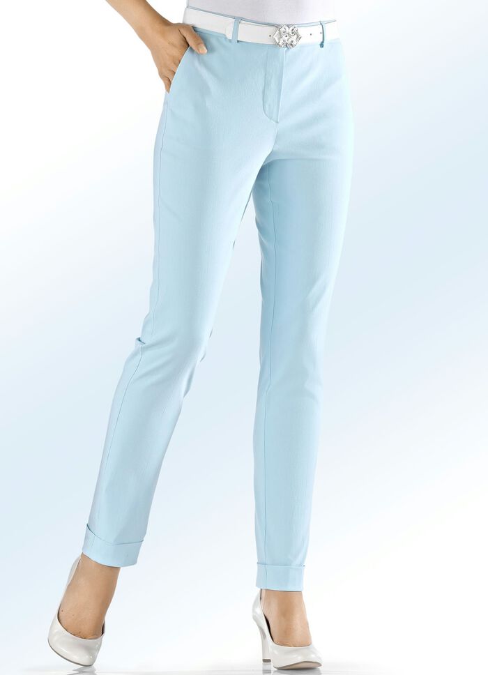 Byxor i moderiktig l&auml;ngd 