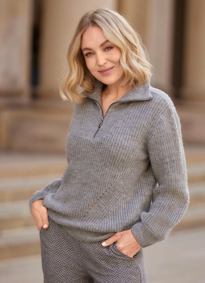 Tr&ouml;ja med polotr&ouml;ja och dekorativa kanter 