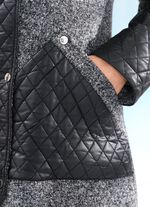 Kort kappa i trendig materialmix 