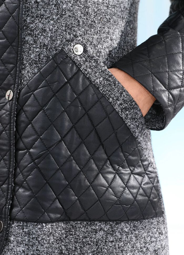 Kort kappa i trendig materialmix 