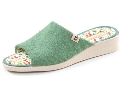 Klassiska damtofflor, tillverkade av textilmaterial 