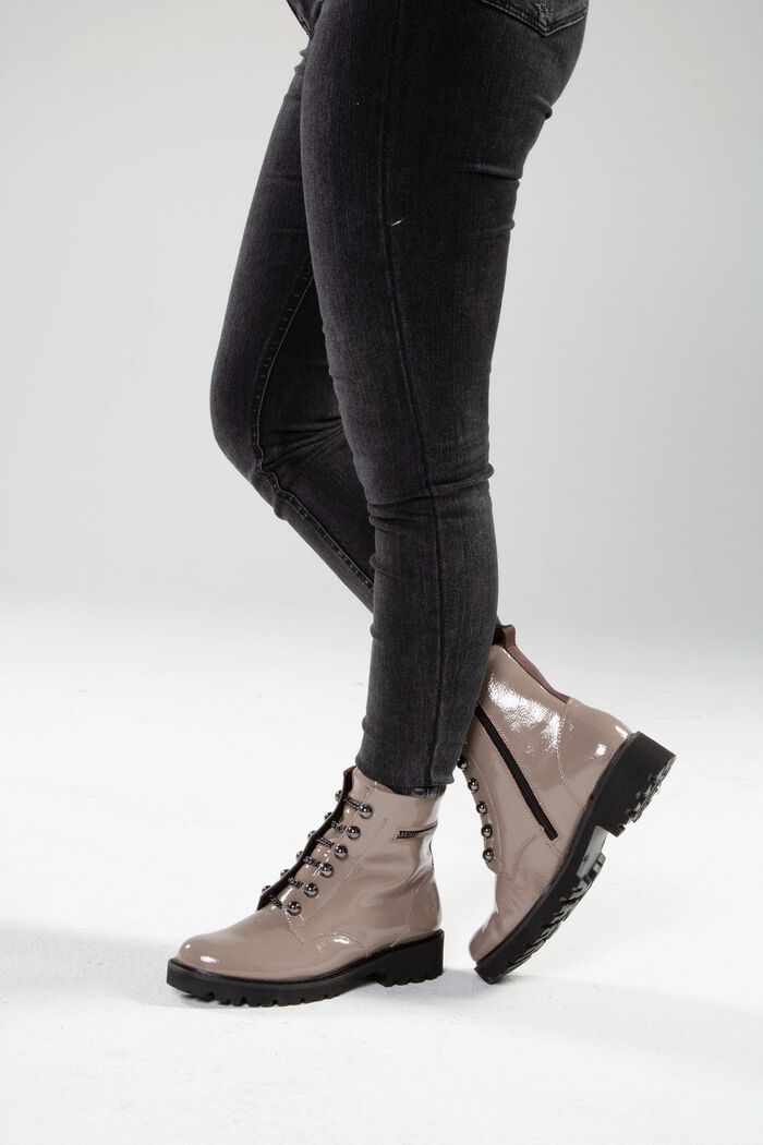 Remonte ankelboots med trendiga dekorativa kedjor i sn&ouml;rningslook TAUPE