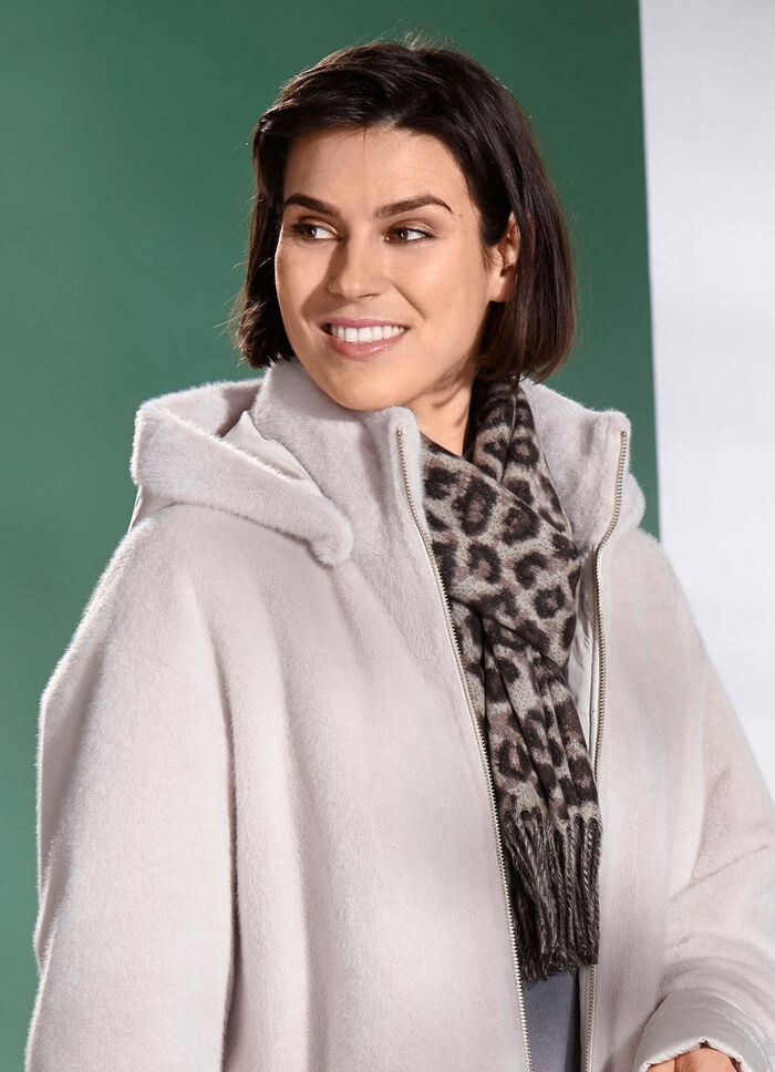 Halsduk med rovdjursp&auml;lsdesign 
