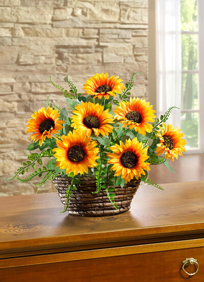 Solrosarrangemang i flätad korg 