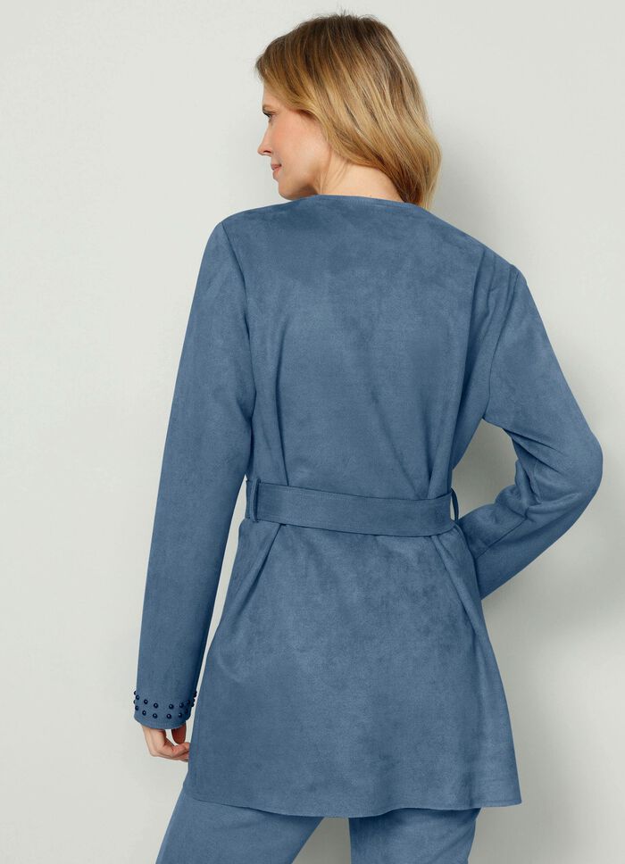 Kavaj med nitar p&aring; &auml;rmsluten 