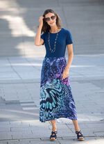 Kl&auml;nning med fina veck 