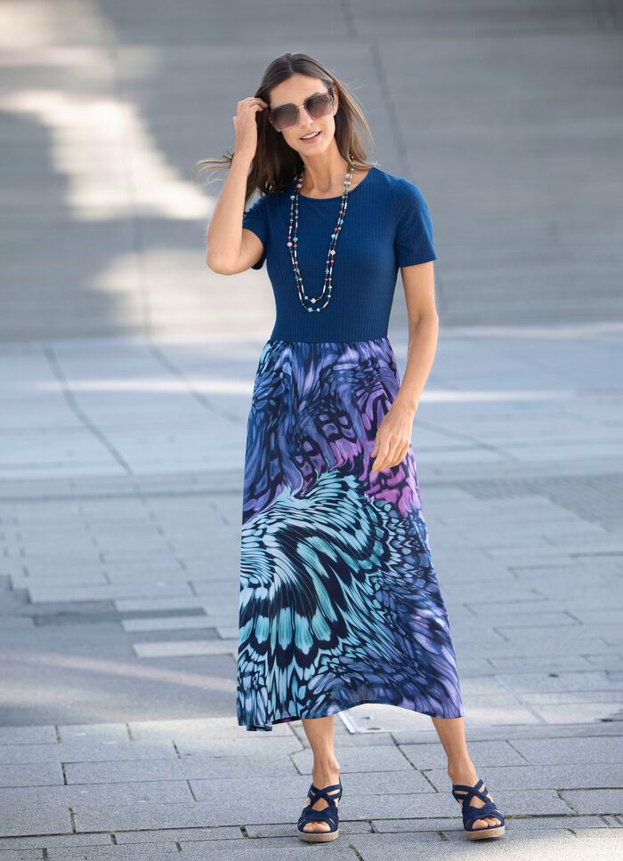 Kl&auml;nning med fina veck 