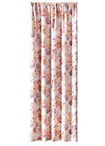 Blommig design &ouml;ver gardinen 