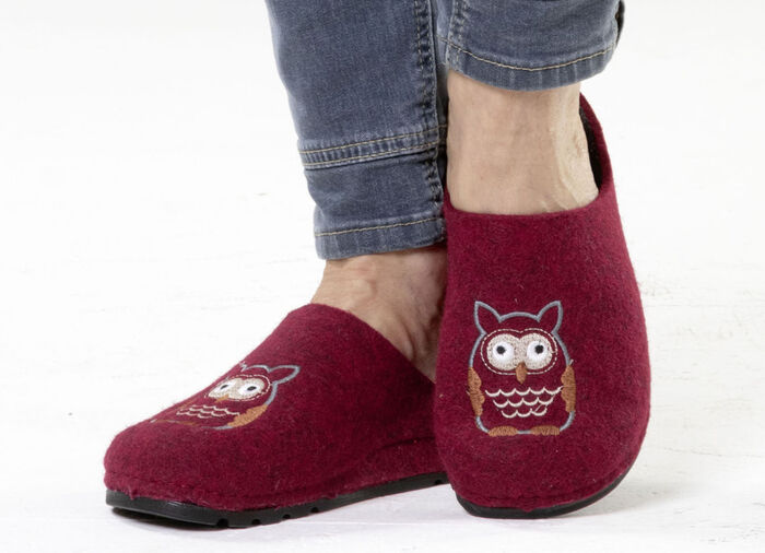 Klassiska damtofflor, tillverkade av filtmaterial GRANATROT