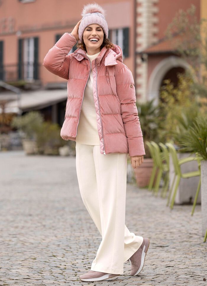 Byxor i moderiktig bredd 