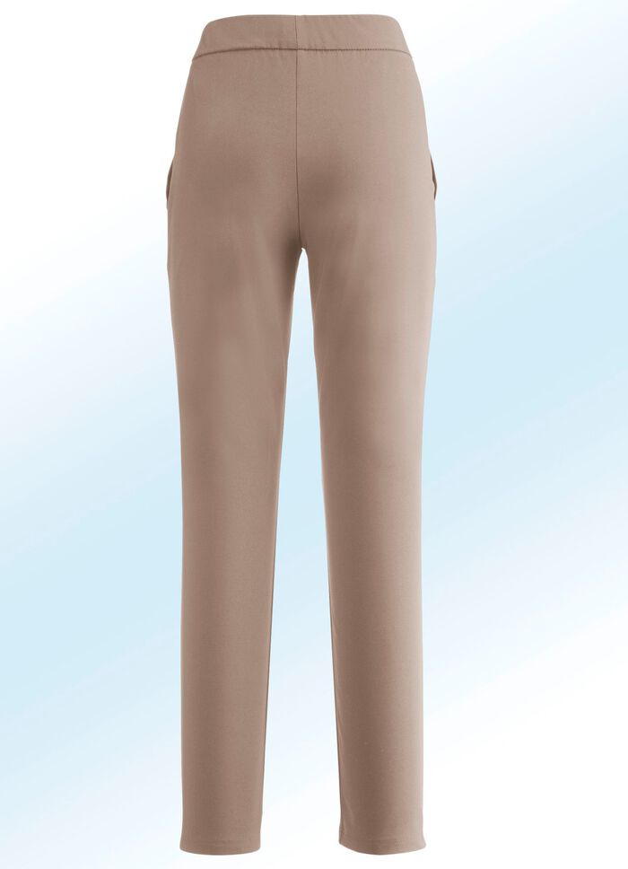 Sportiga byxor i aktuell ankell&auml;ngd 