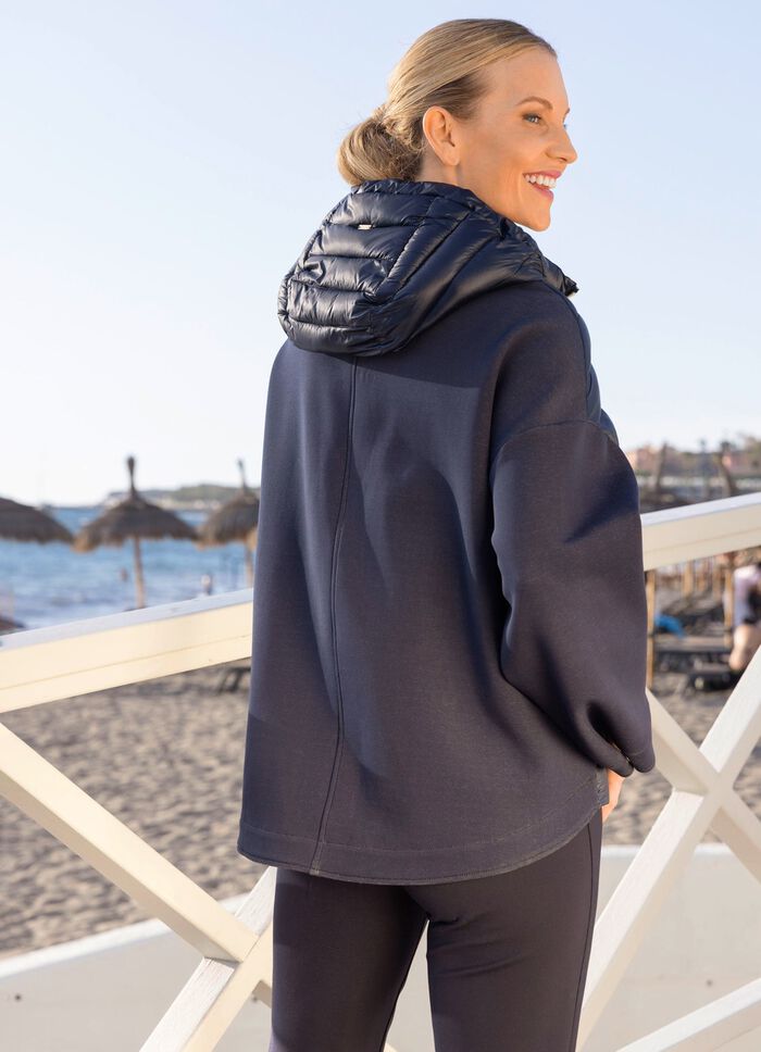 Jacka i en trendig materialmix 