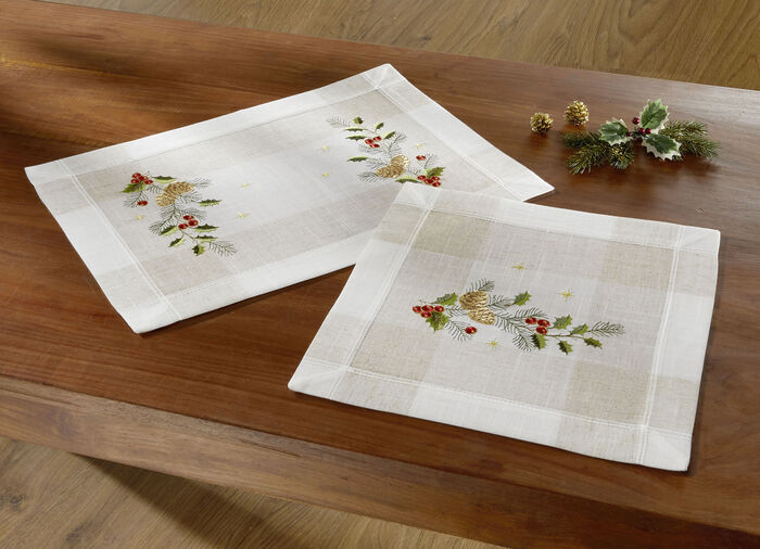 Genomarbetat broderad duk eller kuddfodral 
