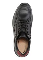 Sn&ouml;rsko tillverkad av nappal&auml;der med detaljer i nubuckl&auml;der 