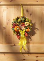 V&auml;ggkrans med f&auml;rgglada l&ouml;v, b&auml;r och pumpor 