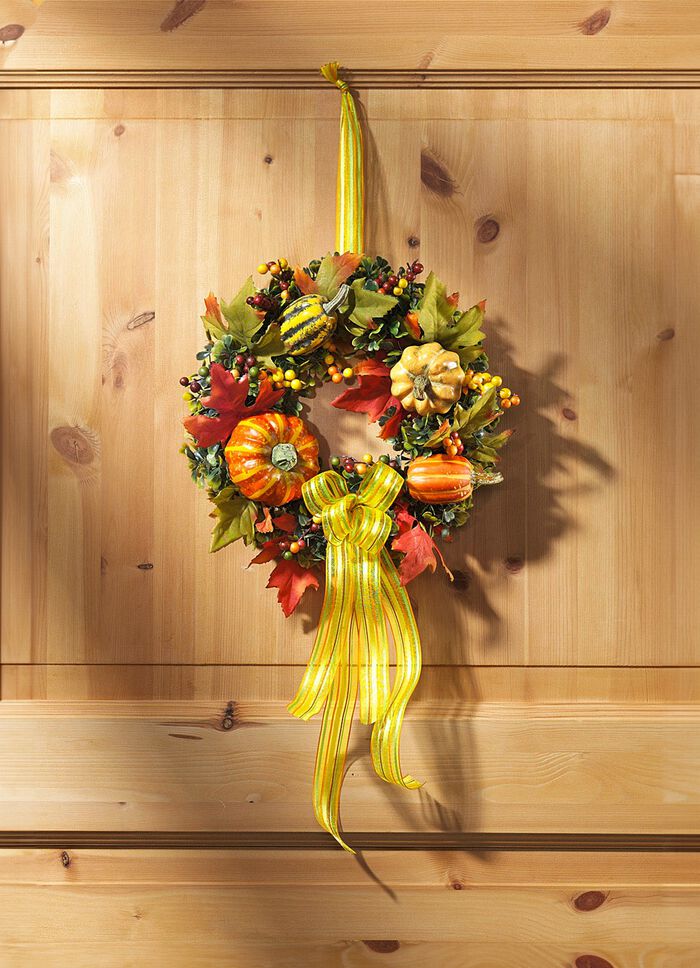 V&auml;ggkrans med f&auml;rgglada l&ouml;v, b&auml;r och pumpor 