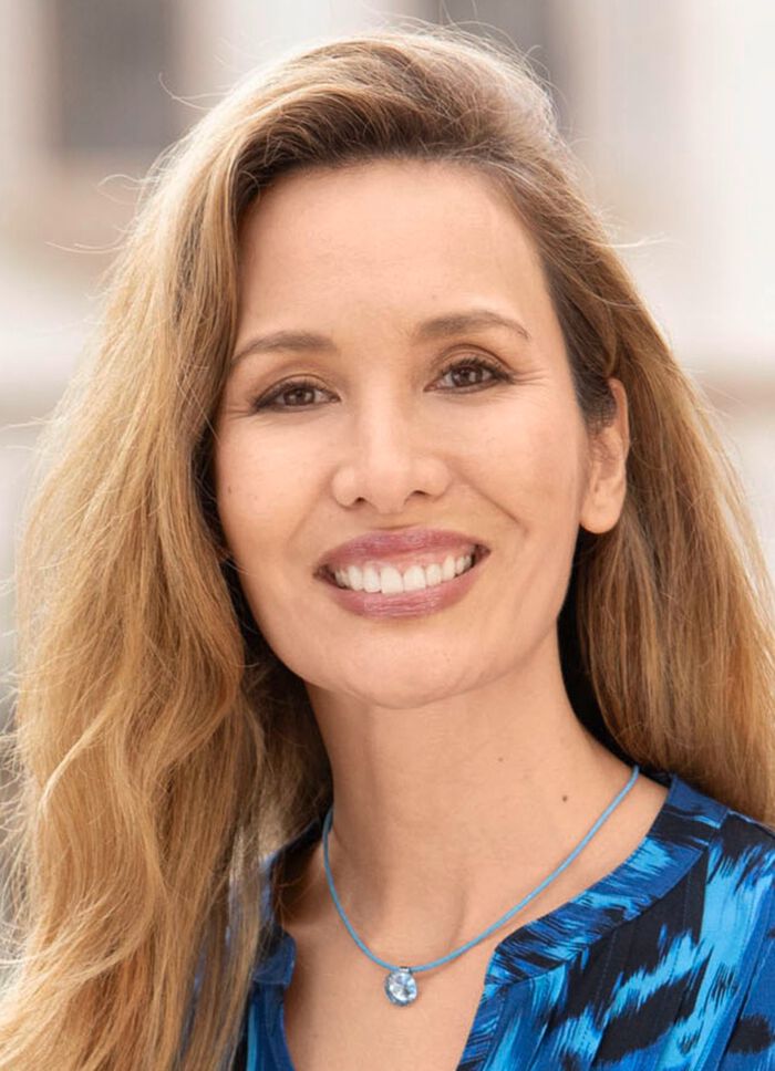 Halsband med l&auml;derrem och glasstenar 