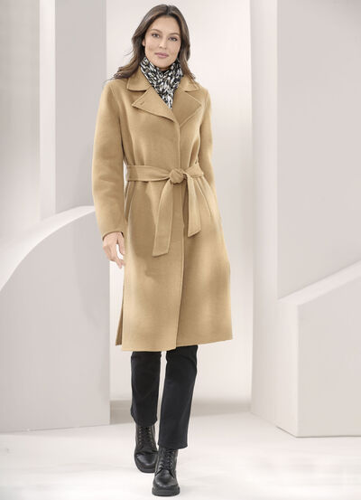 Kappa med skärp och dolda tryckknappar  Kappa med skärp och dolda tryckknappar