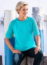 Tr&ouml;ja med dekorativ halsringning 