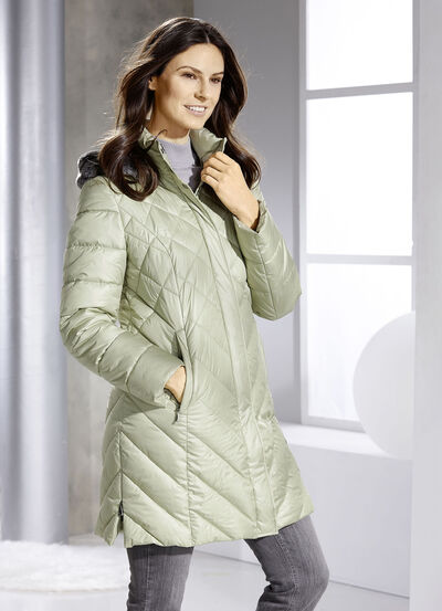 Kort dunjacka med avtagbar huva  Kort dunjacka med avtagbar huva