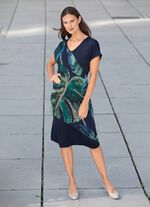 Kl&auml;nning med chiffongkant 