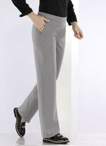 Byxor i moderiktig vidd LJUSGRÅ SMÄLTAR.