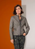 Kavaj med diskreta nitar 