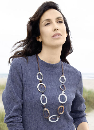 Modernt halsband med asymmetriska ovala element 