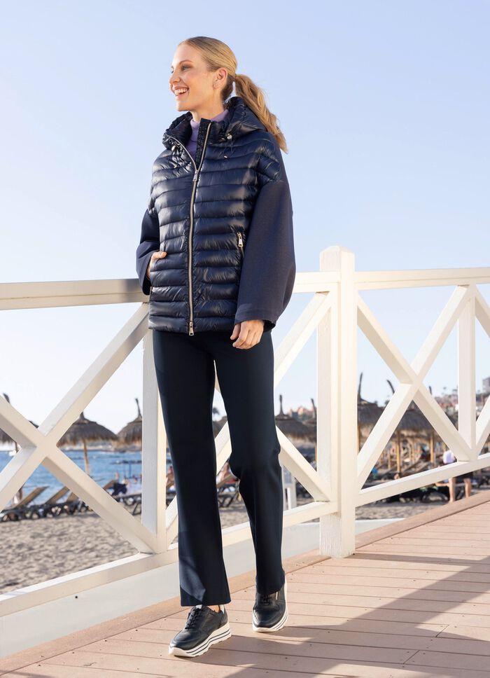 Jacka i en trendig materialmix 