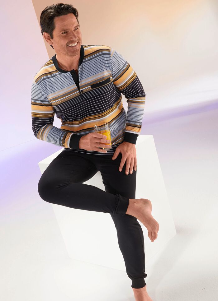 Pyjamas med knappsl&aring; och &auml;rmslut 