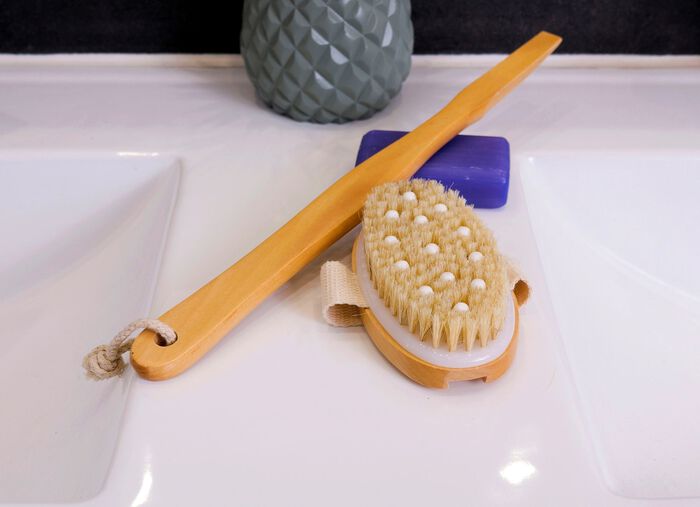 Rygg- och handborste av tr&auml; 