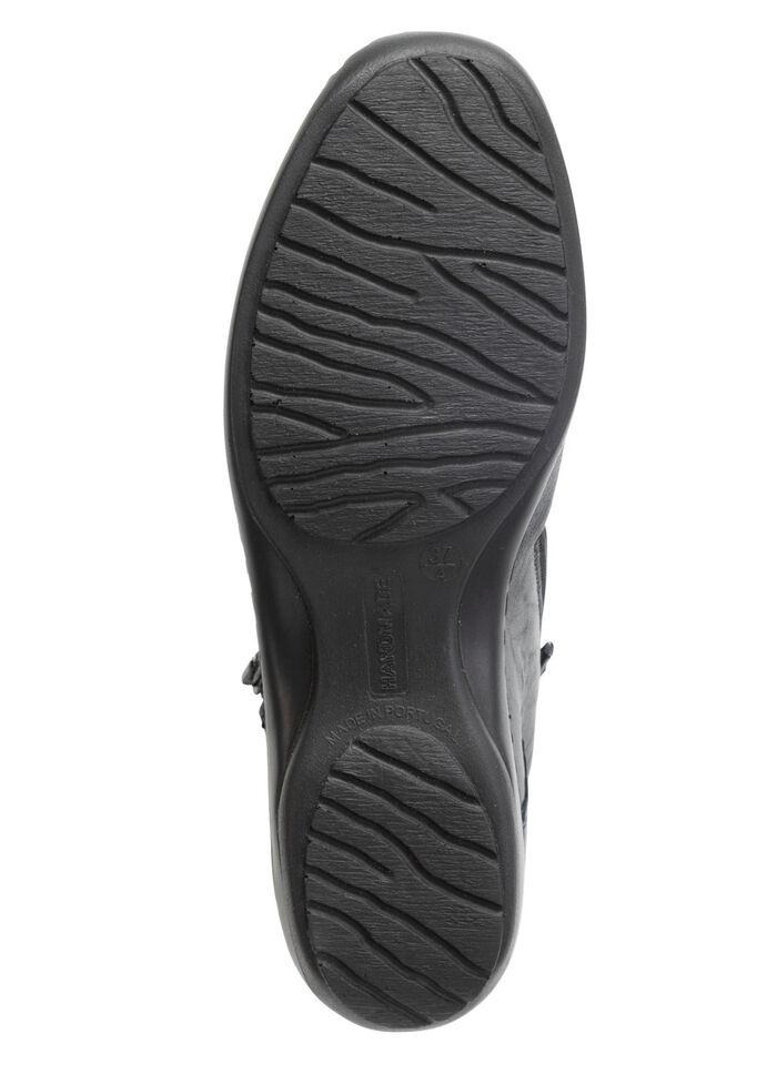 ELENA EDEN bootie med en subtil skrynklig struktur och metallsmycken SVART