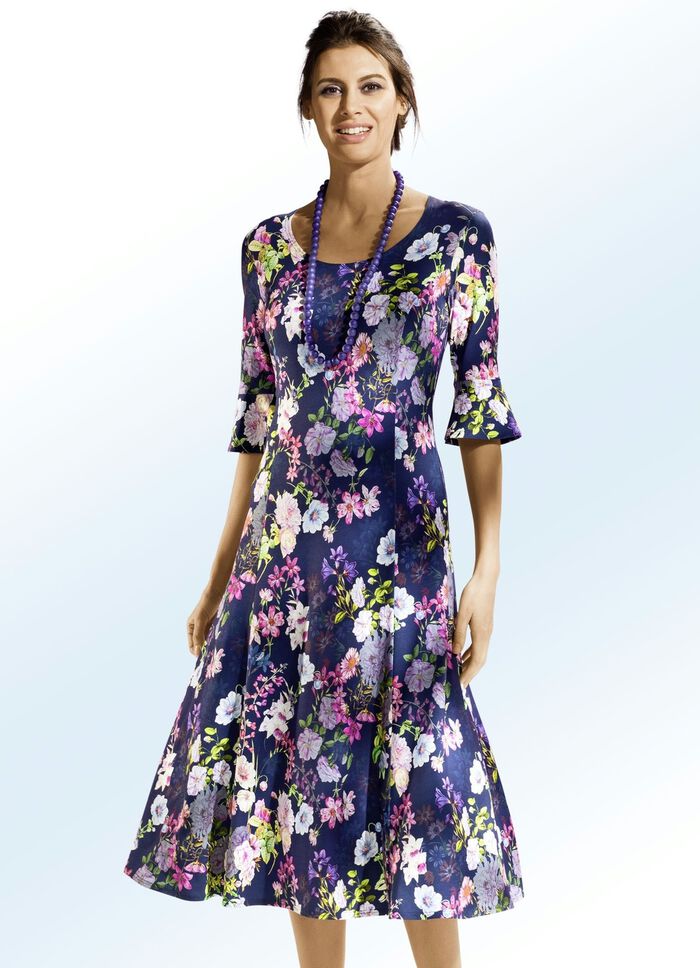 N&aring;got skr&auml;ddarsydd kl&auml;nning i moderiktig slipform 