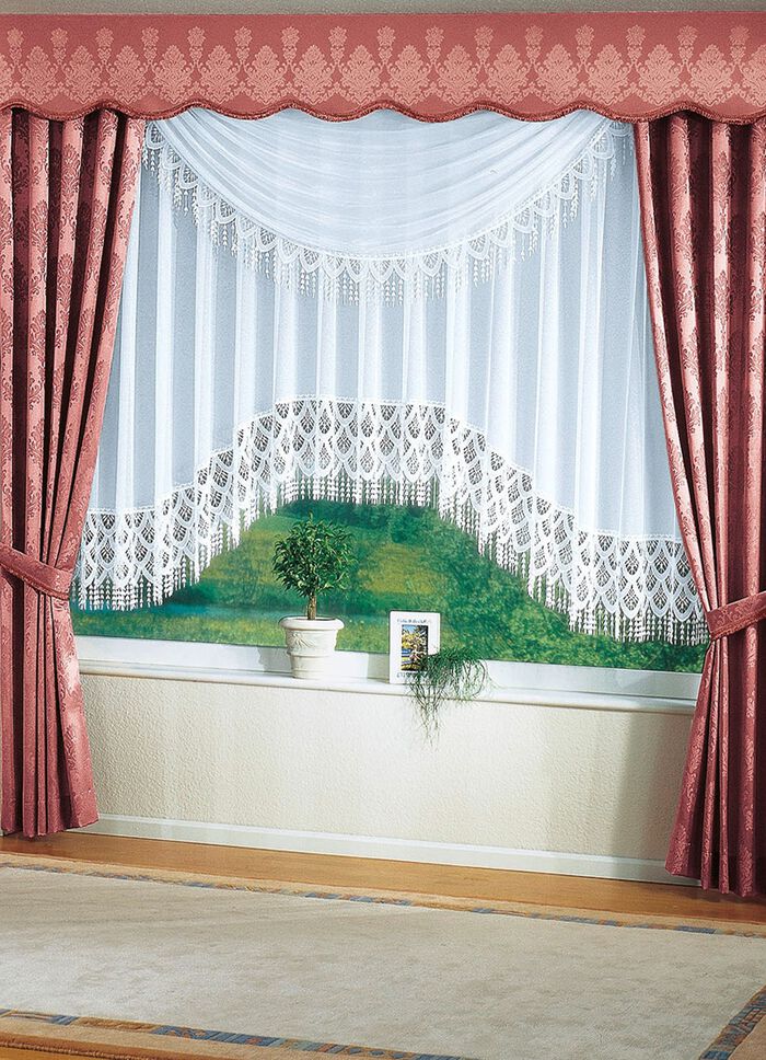 Halvcirkelformad gardinkappa med Plauener-spets 