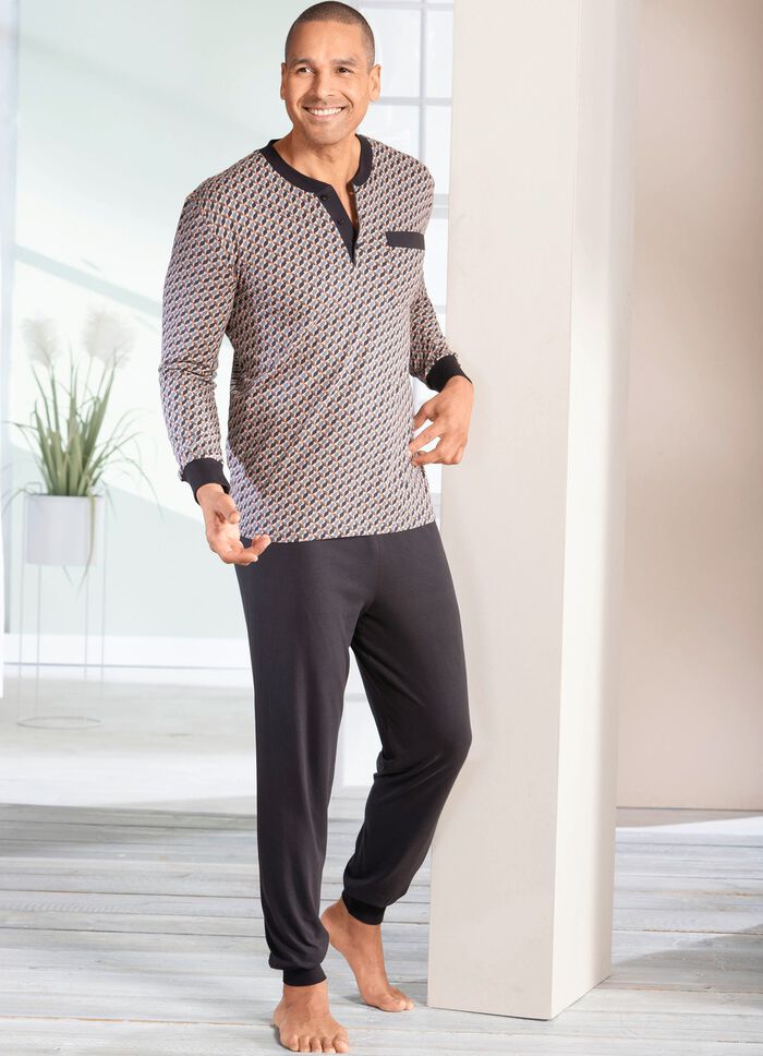 Pyjamas med knappsl&aring; och manschetter 