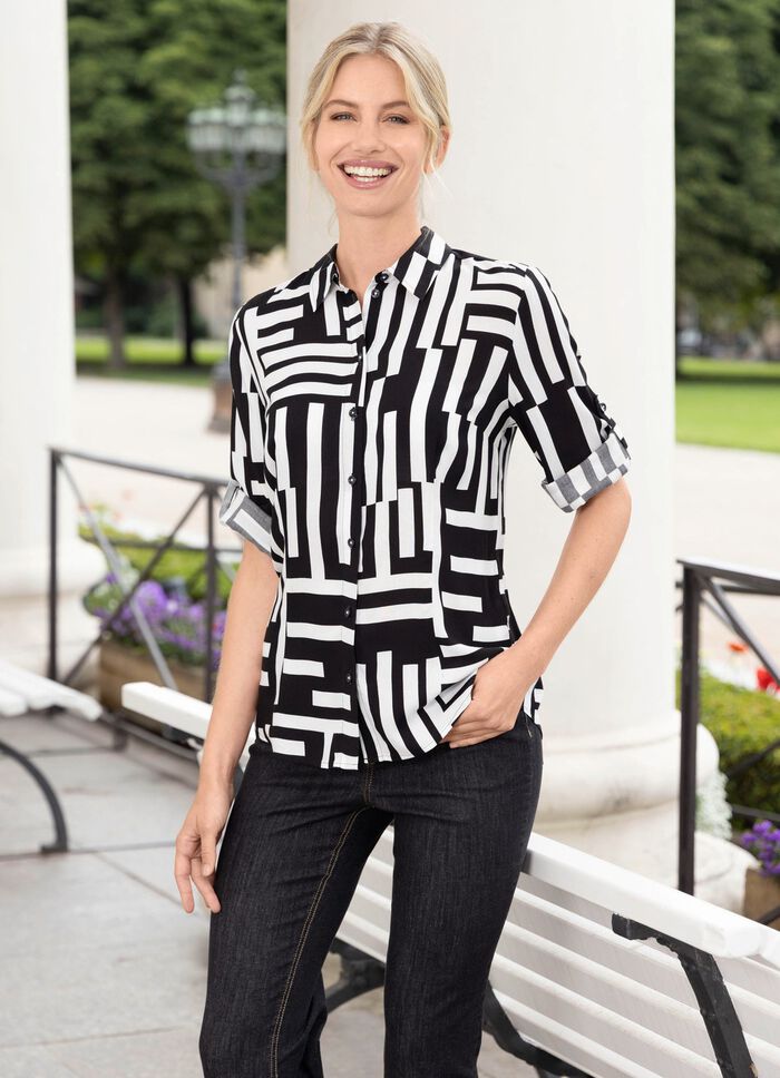 Blus med ett fint tryck 