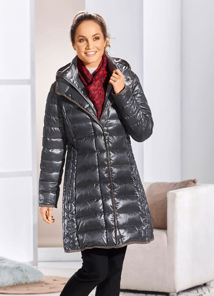 Kort rock med l&auml;ngsg&aring;ende sidos&ouml;mmar 