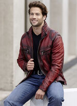 Kort skinnjacka med bröstfickor