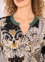 Skjorta med kontrasterande kant i halsen 