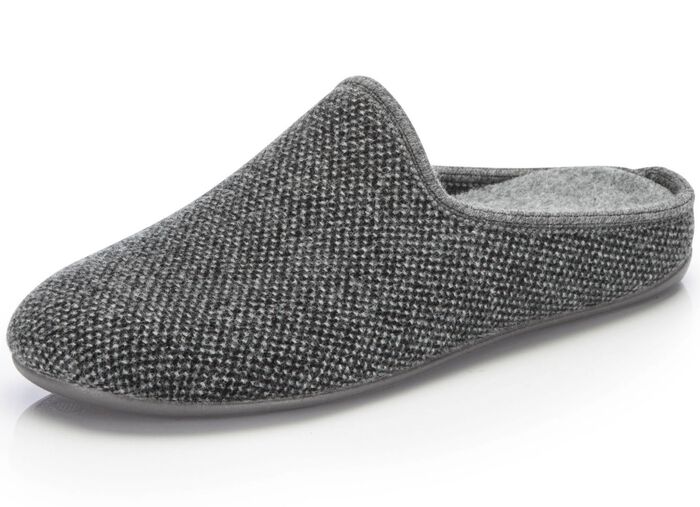 Tofflor gjorda av subtilt m&ouml;nstrat textilmaterial 