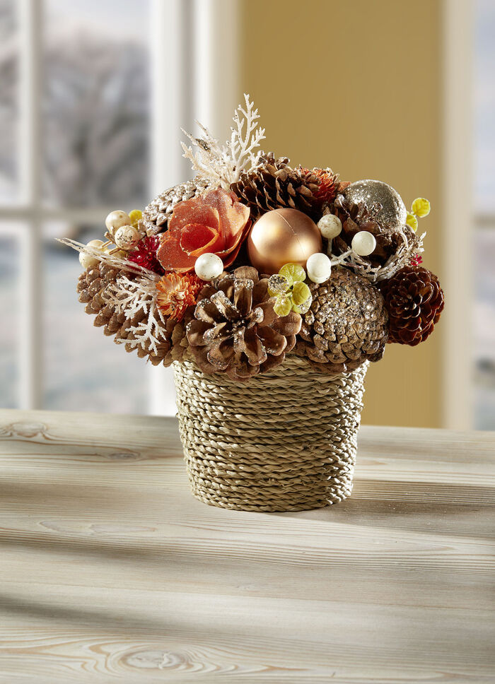 Naturligt blomsterarrangemang i en jutekruka 