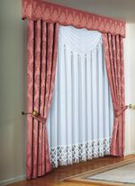 Halvcirkelformad gardinkappa med Plauener-spets 