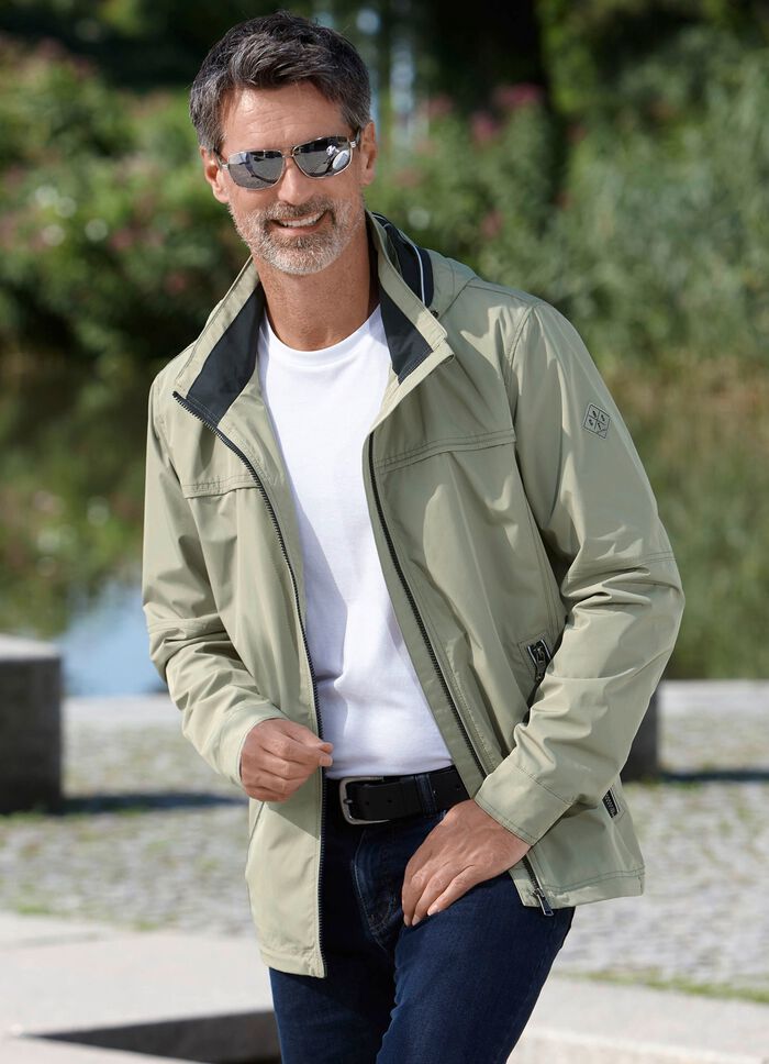 Funktionell kort jacka med avtagbar huva 