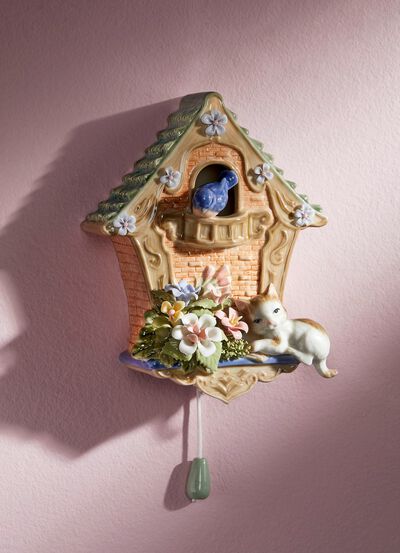 Speldosa i form av en fågelholk 