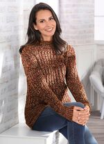 Tr&ouml;ja i en utarbetad melangelook 