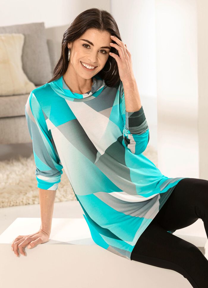 L&aring;ng skjorta med en ledig turtleneck 