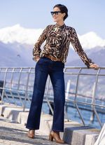 Blus med lekfulla volanger 