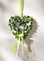 Hj&auml;rta av buxbom med liljekonvalj och fj&auml;rilar 