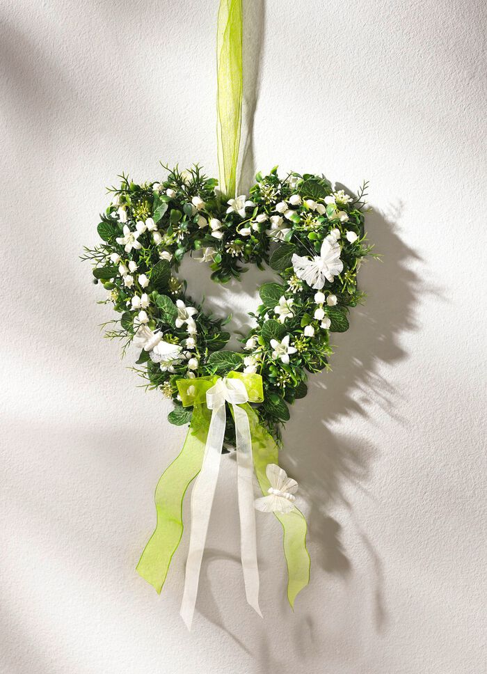 Hj&auml;rta av buxbom med liljekonvalj och fj&auml;rilar 